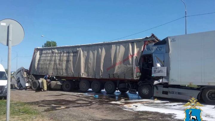В Самарской области столкнулись две фуры. Один погиб, один пострадал