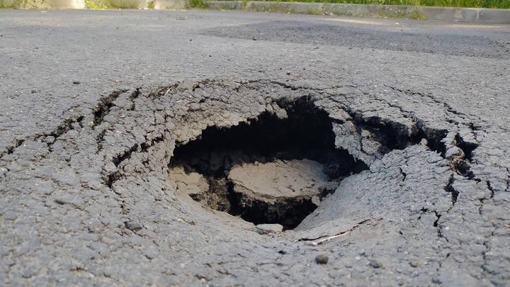Большой провал образовался на улице Артельной в Нижнем Новгороде
