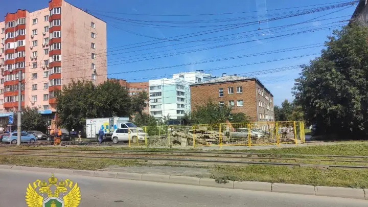 Фонтан до 6 этажа: в Новосибирске в результате гидравлических испытаний произошёл разрыв трубы