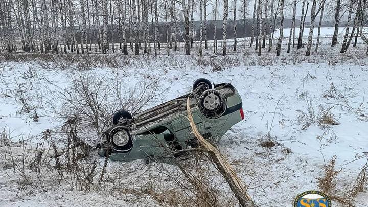 В Кольчугинском районе спасатели вытащили из перевернувшейся машины 73-летнего пострадавшего