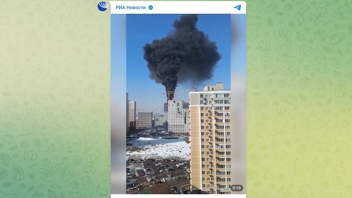 Крупный пожар на крыше строящегося ЖК в Подмосковье попал на видео