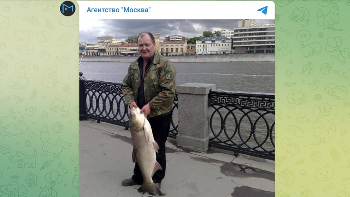 Пожарный вертолёт вместе с водой сбросил огромную рыбу в центре Москвы