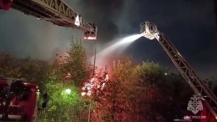 Пожар в типографии в Москве охватил 400 квадратных метров