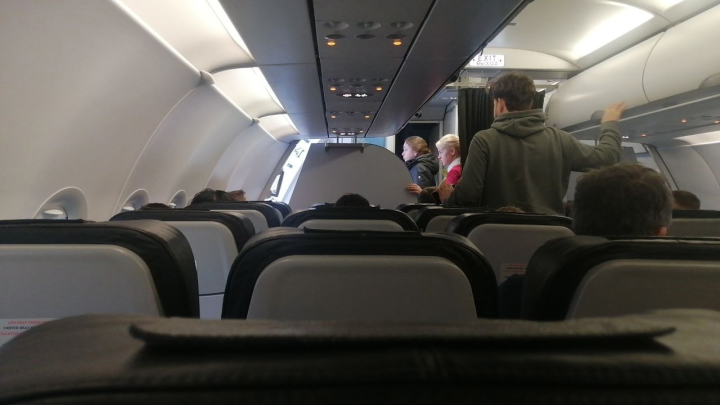 Семья тайно провезла тело умершей родственницы в самолёт: как ей это удалось