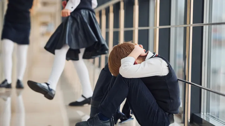 Не подавлять, а успокаивать: Минпросвещения разослало правила поведения при нападении ученика