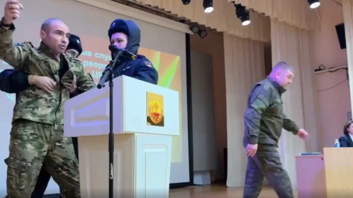 Ветерана СВО вывели из зала на публичных обсуждениях закрытия больницы в Чувашии