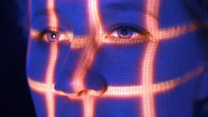 Психолог назвал оплату по лицу воплощением антиутопии Оруэлла