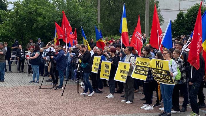 Хроника протеста: как суд Кишинева под лозунги Свободу Додону арестовал его на 30 суток