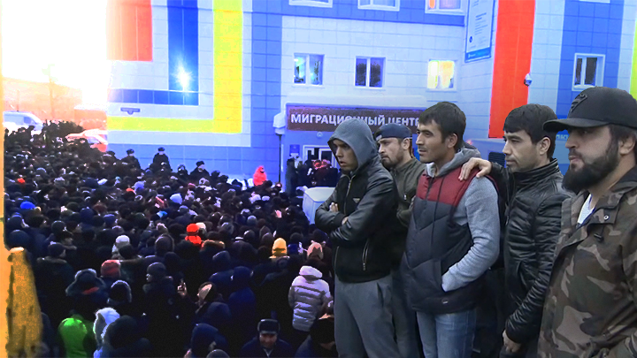 Толпы приезжих крушат миграционные центры: Об этом не пишут в сводках МВД