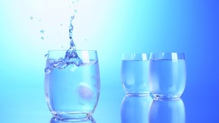 Почему нельзя пить слишком много воды? Диетолог указал на парадокс
