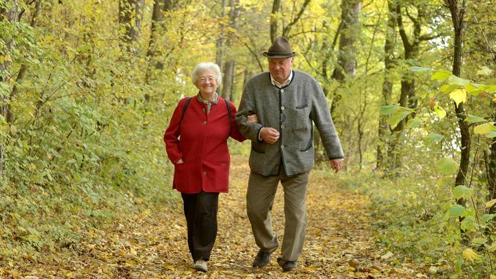 Требуется поводырь: Врач объяснил, сколько шагов нужно проходить в день пенсионерам