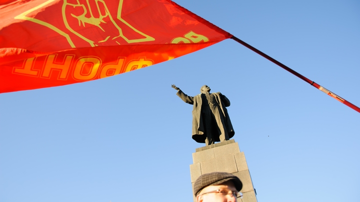 Ильича оставят без лампочки: мэрия Екатеринбурга отказалась делать подсветку для памятника Ленину
