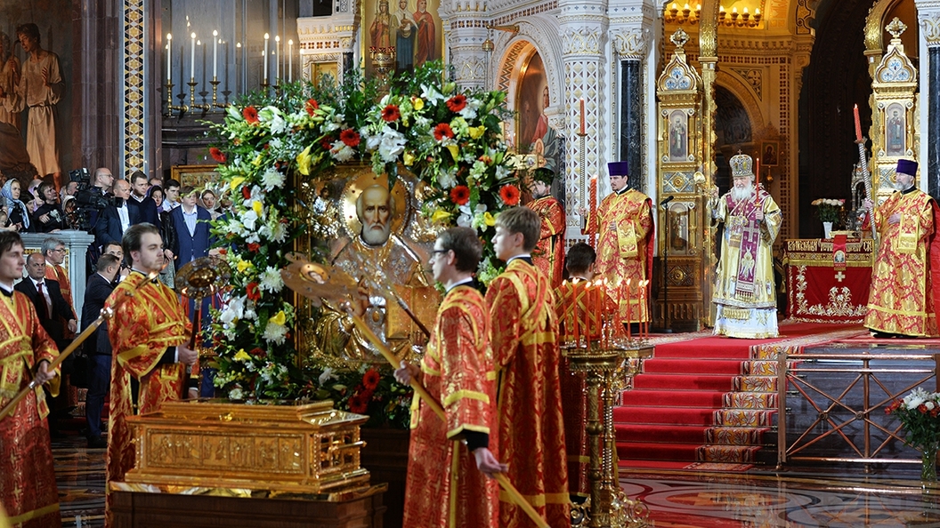 В первый день пребывания в Петербурге мощам Святителя Николая Чудотворца можно поклониться с 16:00 В первый день пребывания в Петербурге мощам Святителя Николая Чудотворца можно поклониться с 16:00