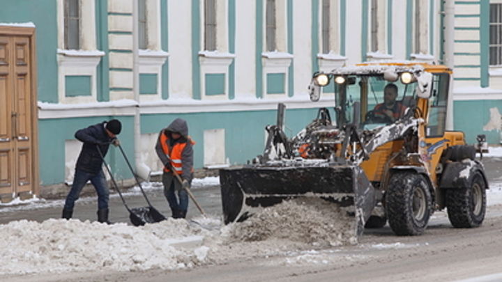 Коммунальщики объяснили очерёдность уборки снега в Петербурге