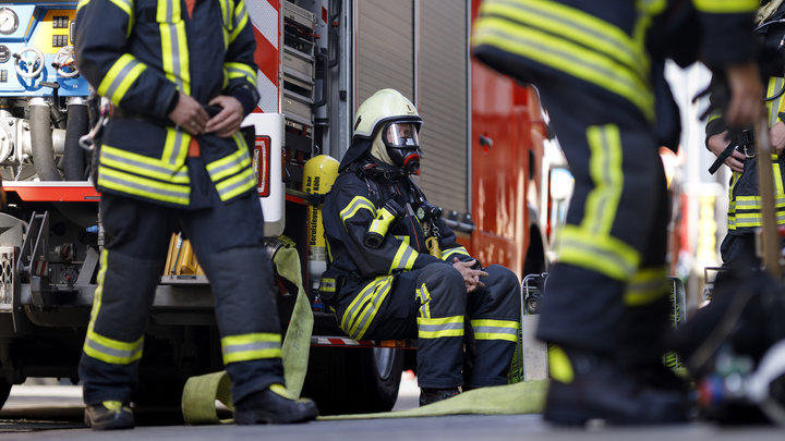 Приходилось мыть одноразовые маски и костюмы: В Брюсселе вместо врачей на COVID выезжают пожарные