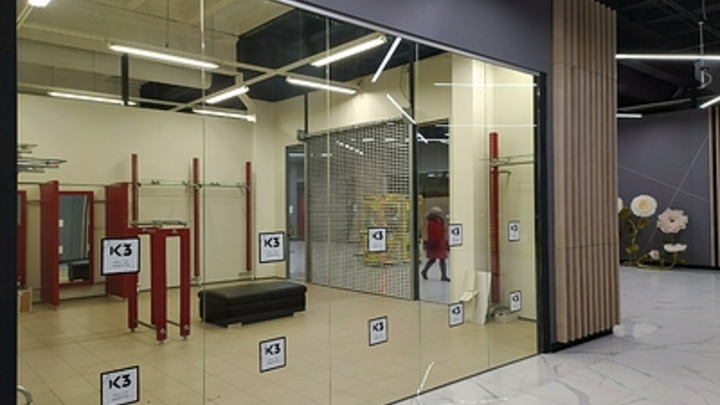 За гранью борзости: Лишённый прав блогер устроил дрифт в торговом центре