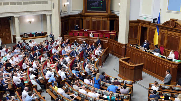 Ставит вопрос о дальнейших переговорах: Рада рассмотрит особый документ по Донбассу