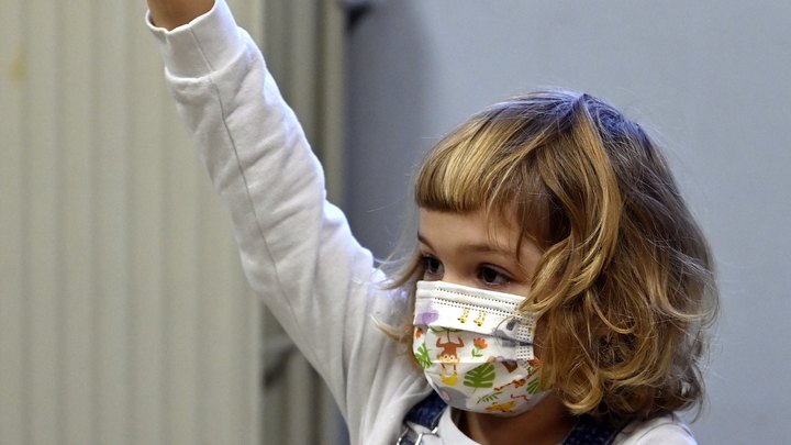 О скрытой опасности омикрона предупредил вирусолог: Несут домой