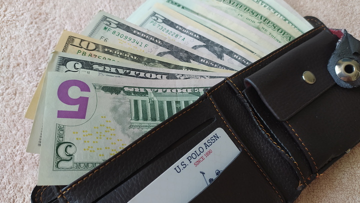 Доллар и евро растут в цене. Данные Московской биржи