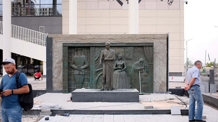 У нового ледового дворца в Самаре вновь установили памятник Владимиру Высоцкому
