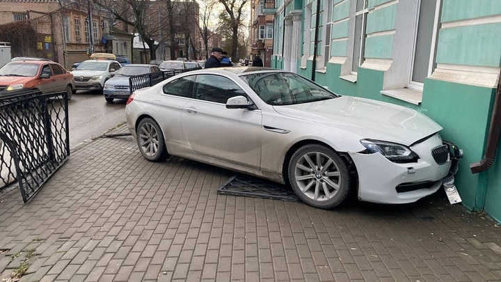 В Ростове-на-Дону белая иномарка врезалась в здание лицея № 33
