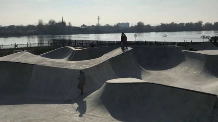 В Юбилейном микрорайоне Краснодара завершено строительство бетонного скейт-парка