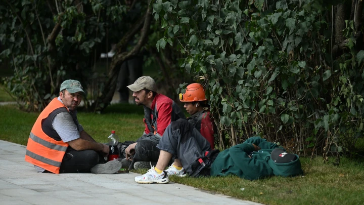 Выбежали с палками и камнями: в Прокшино рабочие-мигранты устроили охоту на людей и начали массовые беспорядки