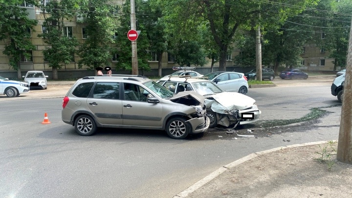 В Самаре при столкновении Лады и ВАЗа пострадал мужчина