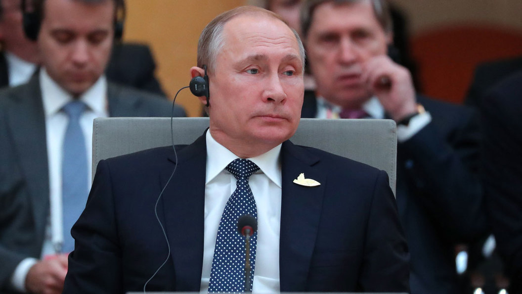 Путин и Трамп пожали друг другу руки на саммите G20 - Кремль Путин и Трамп пожали друг другу руки на саммите G20 - Кремль