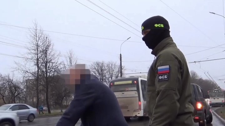 ФСБ задержала в Крыму вымогателя с удостоверением судьи Чечни