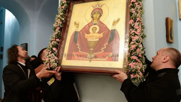 Русские обращаются о борьбе с пьянством иконе «Неупиваемая чаша»