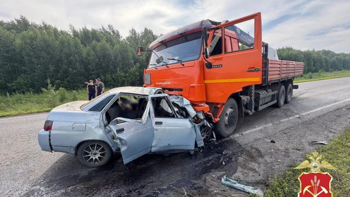 В Кузбассе четыре человека погибли в ДТП с выехавшим на встречку КамАЗом