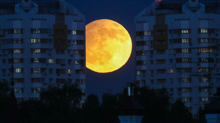 Суперлуние над Россией попало на видео и фото
