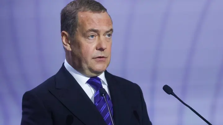 Дмитрий Медведев: Европа благодарила и заискивала. Зампред Совбеза России назвал Зеленского киевским шутом в военной форме