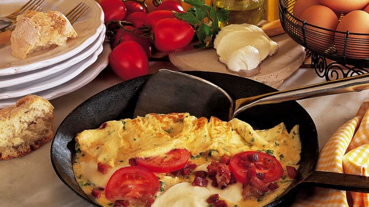 Диетолог объяснила, почему яичница с беконом на завтрак гораздо лучше, чем пита