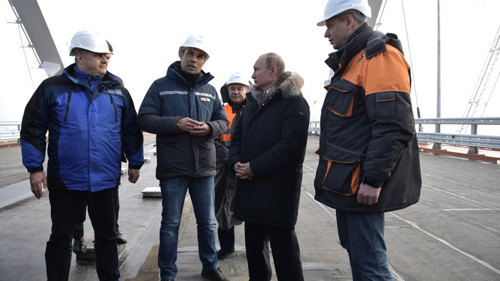 Путин может пустить поезда по Крымскому мосту своей рукой - Песков