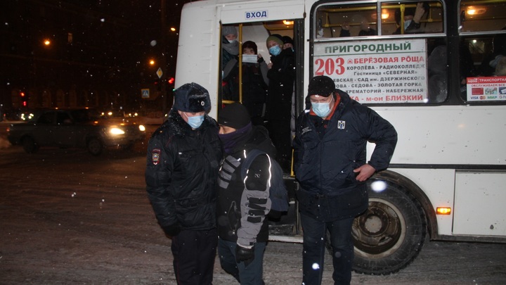 В Новосибирске полицейские составили пять протоколов за езду в автобусе без маски