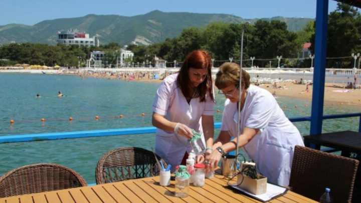В акватории Геленджикской бухты морскую воду проверили на соответствие нормам