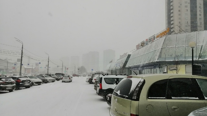 В центре Челябинска подрядчик уложил асфальт в снег. Что теперь будет