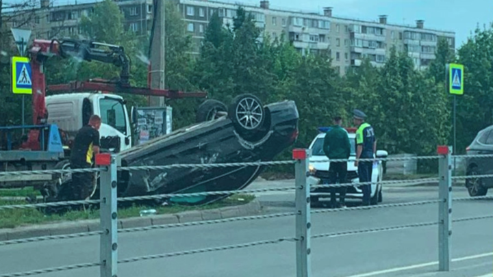 Снесла 11 столбов: в Челябинске перевернулась девушка на Мерседесе