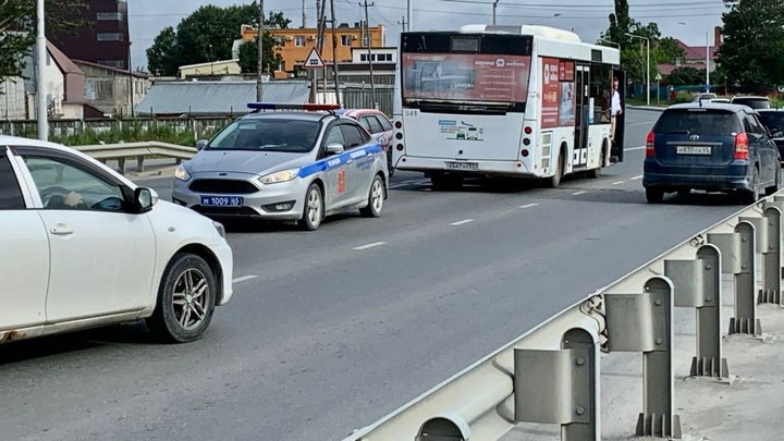 В Южно-Сахалинске автохам на Lexus прыснул перцовку в лицо водителю автобуса