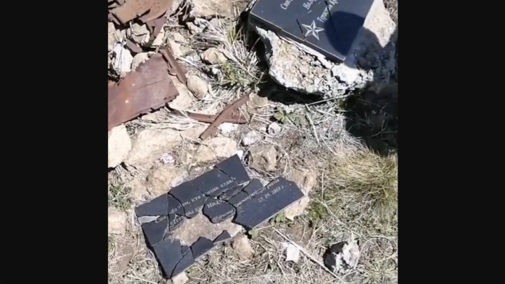 В Туапсе вандалы разгромили военный мемориал