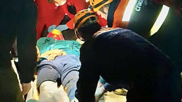 В Сочи спасатели эвакуировали на носилках упавшую со скалы туристку