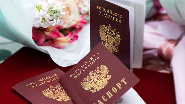 В Сочи в День России первые паспорта получили трое подростков, чьи отцы участвуют в СВО