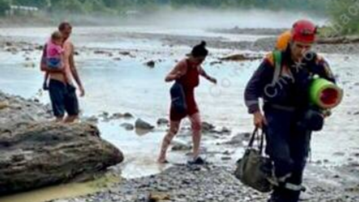 Спасатели вытащили из реки семью с 3-летним ребёнком