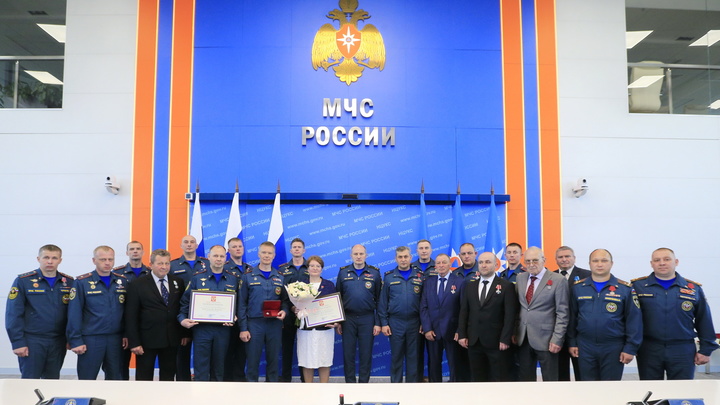 Глава МЧС России наградил новосибирского пожарного за тушение пожара на АГЗС