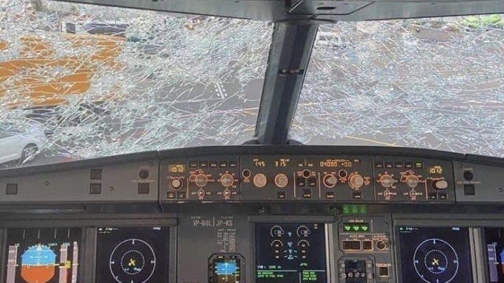В Челябинске град повредил пассажирский самолёт во время взлета