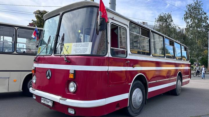 В Санкт-Петербурге на маршрут №7 вывели 4 ретроавтобуса