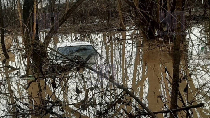 В Горячем Ключе в утонувшей машине нашли тело охранника АЗС