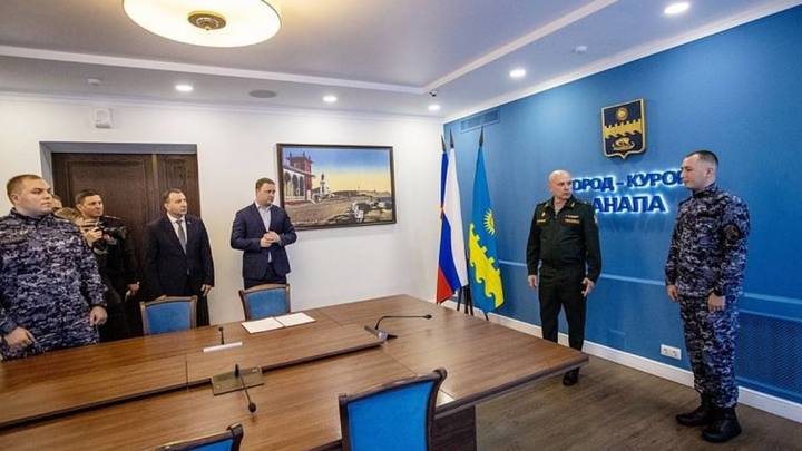 В Анапе сотрудник Росгвардии спас из горящего дома семейную пару